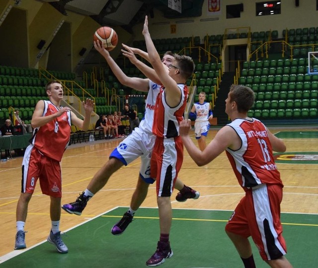 Ogólnopolski Turniej Koszykówki Juniorów "Kasper - Cup" rozpoczął się w Inowrocławiu. Na zdjęcia mecz SKS Kasprowicz Inowrocław - MTS Basket Kwidzyn.
