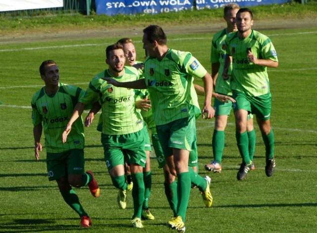 Tak cieszyli się piłkarze Stali Stalowa Wola po zdobyciu pierw-szego gola w meczu z Lechią Gdańsk.