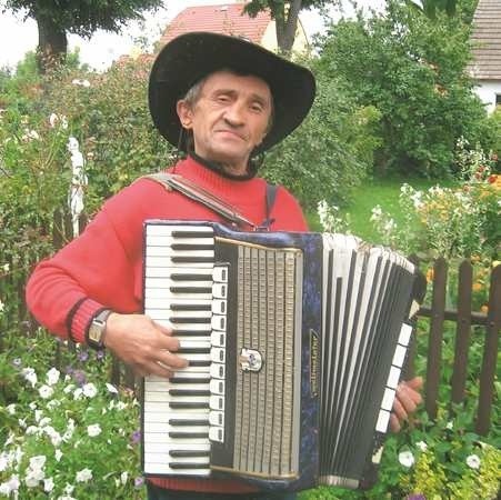 Jan Lechocki ma 55 lat. Kawaler, zawód wyuczony ślusarz, a zawód od zawsze muzyk i akordeonista. Gra na akordeonie i organach elektrycznych.
