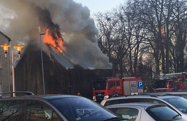 W sobotę 19 marca około godz. 17.00 w Sulęcinie wybuchł pożar.W pustostanie znajdującym się w okolicy plebanii pojawił się ogień. Jęzor ognia buchały z dachu opuszczonego budynku. Na szczęście w momencie zdarzenia nikogo w nim nie było.- Ogień pojawił się na poddaszu opuszczonego budynku. W akcji gaśniczej brały udział 3 zastępy PSP Sulęcin oraz 3 zastępy OSP Sulęcin. Spaleniu uległy meble, które przechowywane były na poddaszu. Konstrukcja dachu nie została naruszona. Akcja gaśnicza przebiegała sprawnie, a ogień udało się szybko ugasić - poinformował nas rzecznik sulęcińskich strażaków st. kpt. Rafał Sobczak.