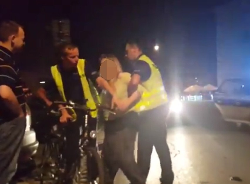 Szarpanina pijanej rowerzystki z policją.