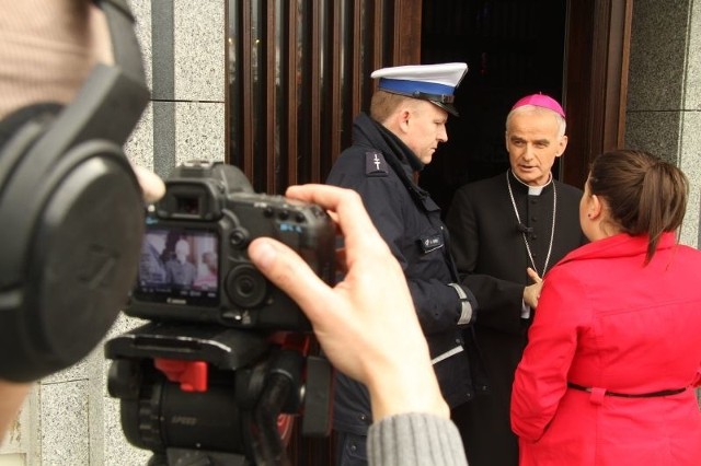 Biskup Marian Florczyk w czwartek na planie zdjęciowym spotu, który obejrzymy być może już przed najbliższymi świętami.
