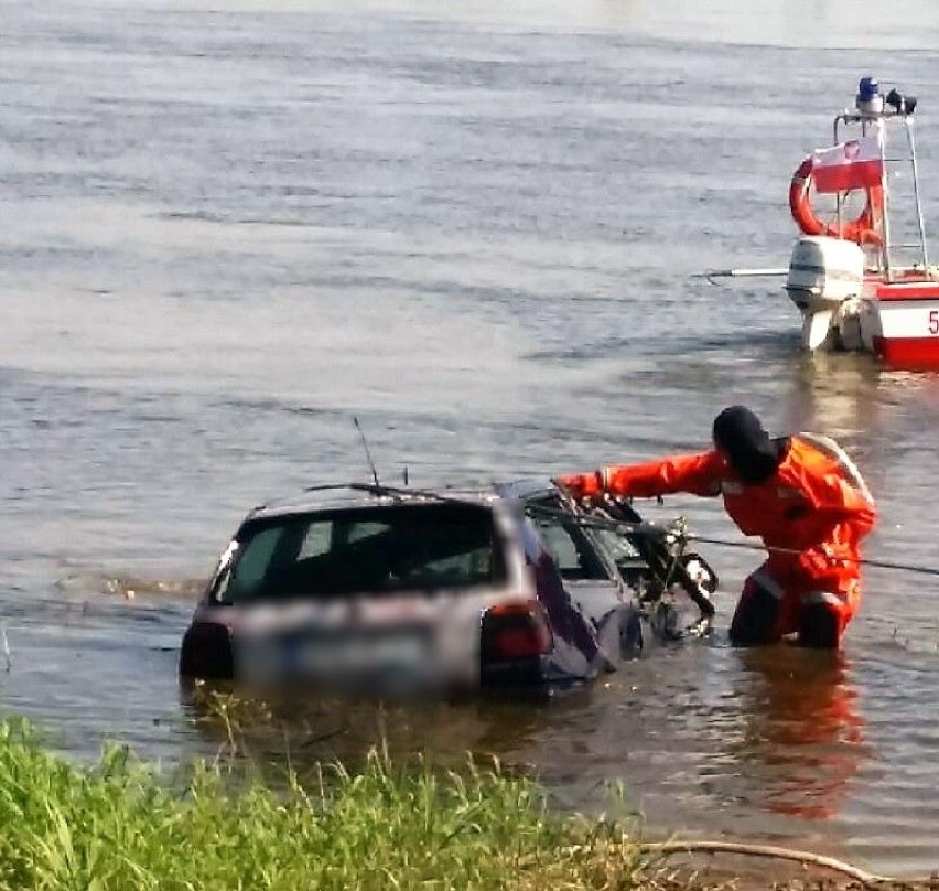 Samochód wpadł do Wisły w Opaleniu (gm. Gniew). Kierowca trafił do szpitala. Był nietrzeźwy! [ZDJĘCIA]