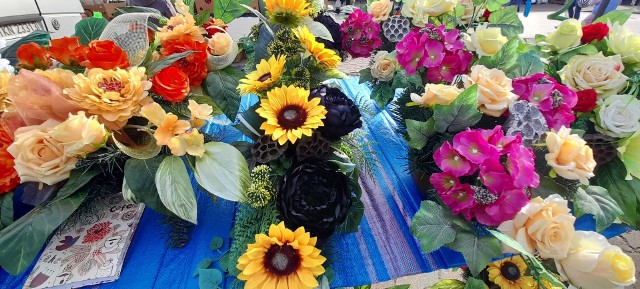 We wtorek, 11 października wiele osób odwiedziło targowisko w Końskich. Coraz większym zainteresowanie cieszyły się wiązanki sztucznych kwiatów. To zwykle zapowiedź święta , które obchodzimy 1-go listopada.
