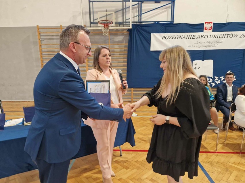 Najlepszym uczniom gratulował starosta Marcin Piwnik.