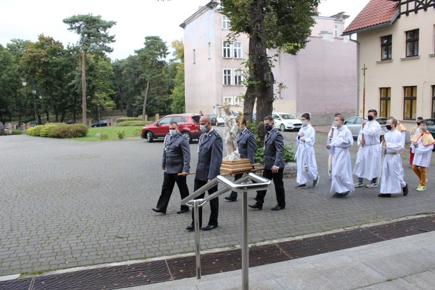 Toruńscy policjanci na uroczystej mszy ku czci św. Michała Archanioła, swojego patrona [zdjęcia]