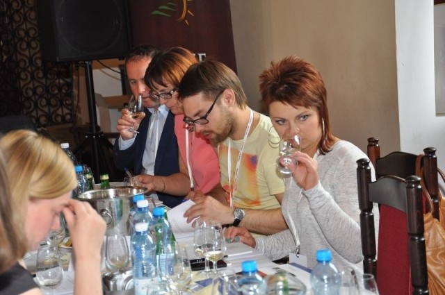 W degustacji uczestniczyli również sandomierscy winiarze; pierwsza z prawej Sylwia Paciura, właścicielka Winnicy nad Jarem w Złotej pod Sandomierzem.