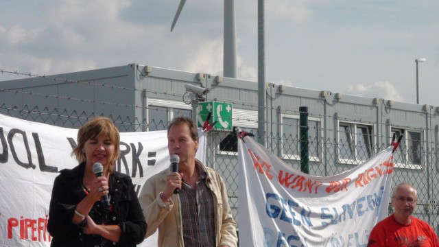 Przewodniczący Związków Zawodowych FNV dla Budownictwa, John Kerstens, jednocześnie kandydat Partii Pracy do parlamentu niderlandzkiego oraz Hanna Toby, reprezentująca Polaków.