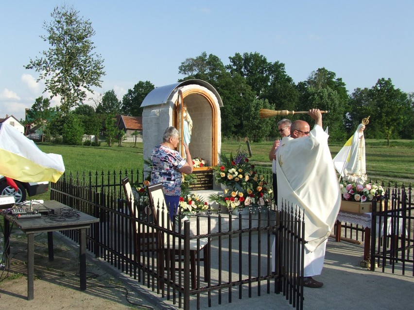 Parafianie ze Ślęzaków uczcili setne urodziny świętego Jana Pawła II. Ku czci Papieża wznieśli kapliczkę [ZDJĘCIA] 