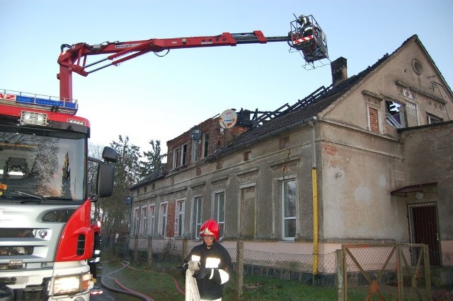 Listopad zeszłego roku &#8211; strażacy gaszą dom w Dzikach. Do dziś jego remont jeszcze się nie rozpoczął.