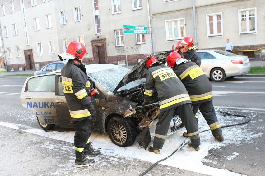 Płonąca "elka" na Paderewskiego w Słupsku...