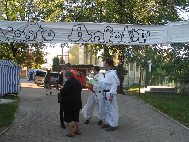 Kilkugodzinny jarmark odbywa się na placu przed klasztorem Dominikanów