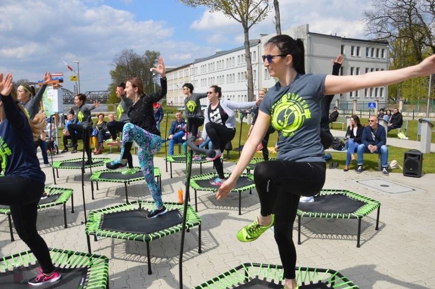 Majówkowy trening na trampolinach przy głogowskiej marinie [FOTO, FILM]