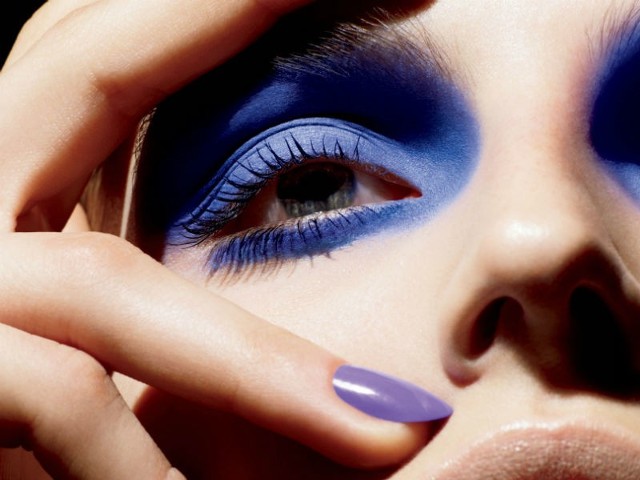 Kobalt to jeden z najmodniejszych kolorów lata 2013. Na zdjęciu makijaż z najnowszej kolekcji MAC Cosmetics.