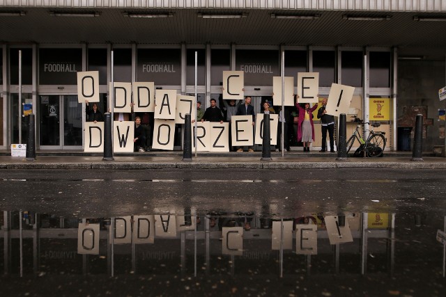 Społecznicy protestują przeciwko rezygnacji z konkursu architektonicznego na przebudowę poznańskiego dworca.Kolejne zdjęcie --->