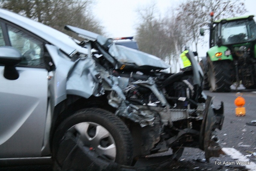 Wypadek koło Ramlewa. Auto zderzyło się z ciągnikiem [zdjęcia]