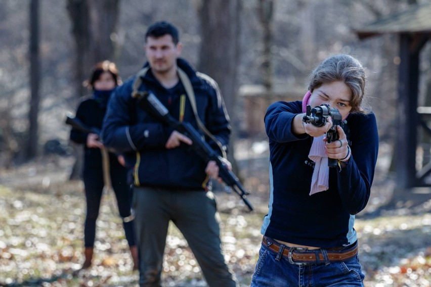 Cywile z ukraińskiego Użhorodu szkolą się z obsługi broni [ZDJĘCIA]