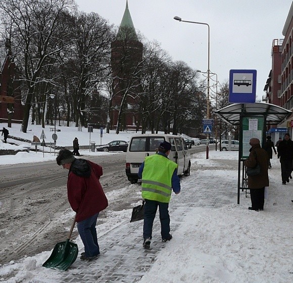 Ekipy Miejskiego Zakładu Komunikacji porządkowały zatoki autobusowe. M.in. tę przy ulicy Czarnieckiego. Na przystankach za miastem już tak dobrze nie było. W Strachocinie czy Świętem leżały na nich hałdy śniegu.