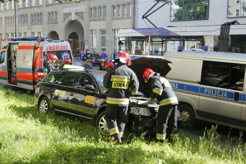 Wypadek na Piłsudskiego. Taksówką chciał zawrócić. Wjechał pod tramwaj (ZDJĘCIA)