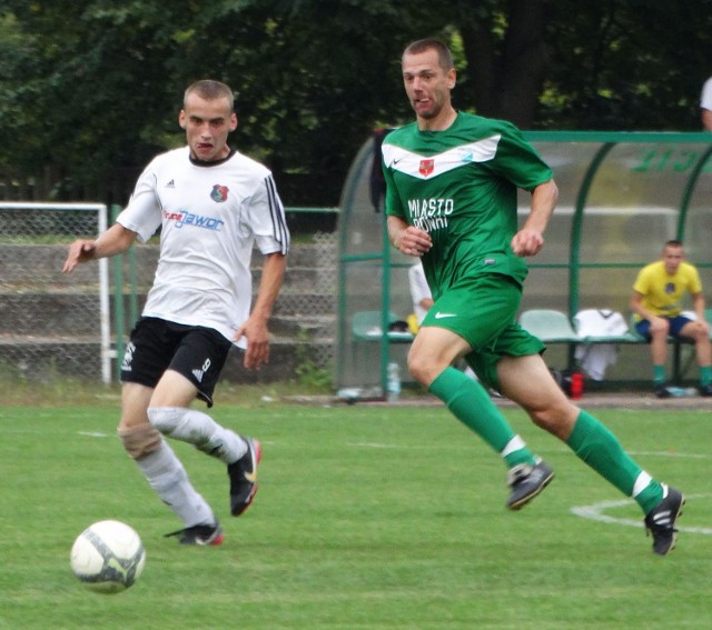 Dwie bramki dla Prochu w sobotnim meczu z KP Jawor Stanisławice strzelił Michał Kowalczyk (z prawej). Doświadczony napastnik w tym sezonie zdobył już 10 goli.