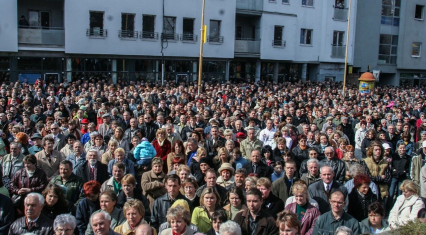 15 lat temu w Stargardzie. Tłumy na odsłonięciu pomnika Jana Pawła II. Ludzie stali wszędzie