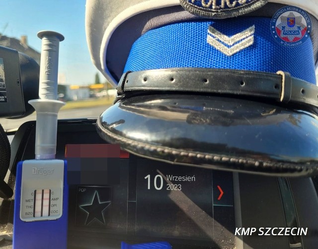 Policjanci ze szczecińskiej drogówki zatrzymali 26 latka, który podczas kontroli drogowej okazał mundurowym dowód osobisty, który był pokryty białym proszkiem. Jak się okazało mężczyzna prowadził samochód będąc pod wpływem środków odurzających.