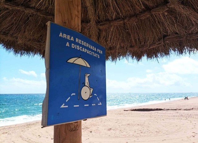 Na zdjęciu oznaczenie plażowego "stanowiska" dla osoby niepełnosprawnej w okolicach Barcelony