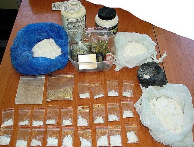 W mieszkaniach zatrzymanych mężczyzn policjanci zabezpieczyli narkotyki warte ponad 40 tysięcy złotych.