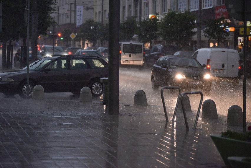 Powalone drzewa, zalane ulice. Silne burze siały spustoszenie na Pomorzu