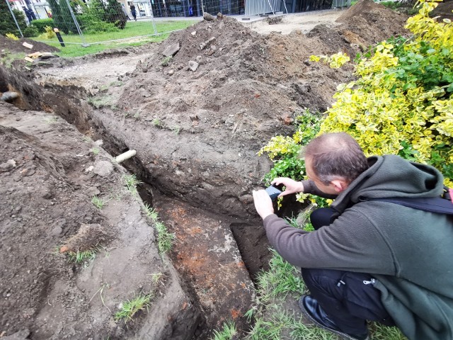 Na skwerze przed Muzeum Etnograficznym rozpoczął się kolejny etap prac przy Zielonej bramie gotyckiej starówki. Roboty powinny zostać poprzedzone wykopaliskami archeologicznymi, zamiast tego zostały jednak objęte archeologicznym nadzorem. Co to znaczy? Prace ziemne są prowadzone pod kontrolą archeologa, który zagląda wyłącznie do wykopów. Dobre i to, chociaż już na samym początku robotnicy dokopali się do fundamentów kościoła św. Krzyża.Polecamy: Ruszył proces parabanku Skarbiec! 3 tys. ofiar tylko z Torunia i Bydgoszczy. Oskarżeni mają depresję...Zobacz wideo: