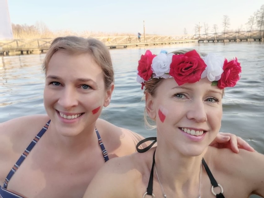 Kozienickie morsy uczciły Święto Niepodległości radosną kąpielą w jeziorze - zobacz zdjęcia