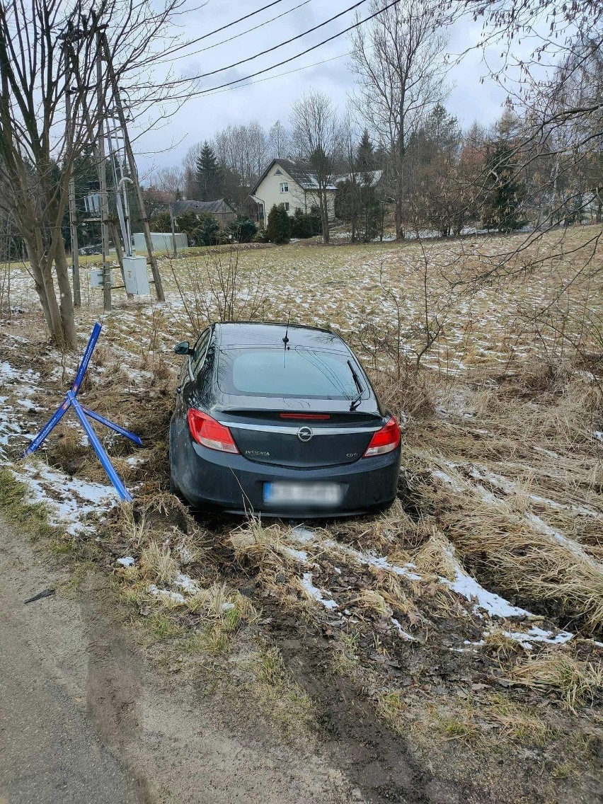 Wypadek w Jerzmanowicach. Pojazd wypadł z drogi. Jedna osoba poszkodowana