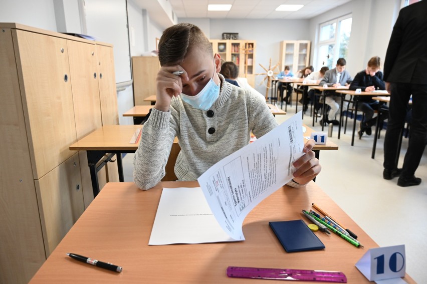 Próbny egzamin ósmoklasisty 2021 z matematyki w Zespole Szkół imienia Juliusza Verne'a w Kielcach (ZDJĘCIA, WIDEO)
