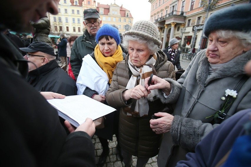 Wrocławianie w obronie demokracji. Ponad 2 tysiące osób na pl. Solnym