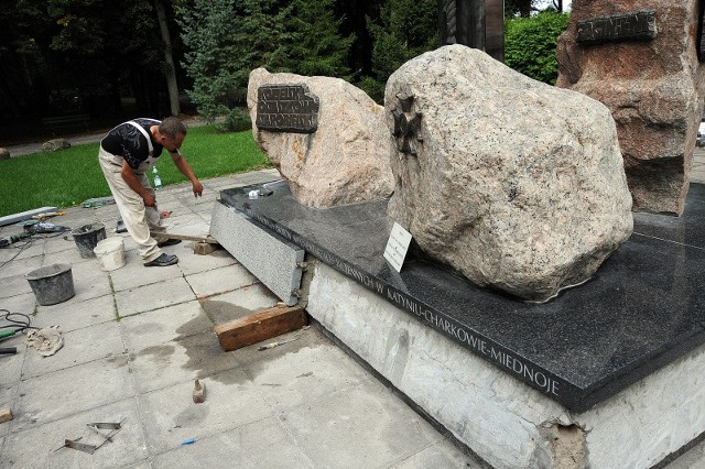 Ostatnie prace renowacyjne przy Krzyżu Katyńskim na Cmentarzu Centralnym.