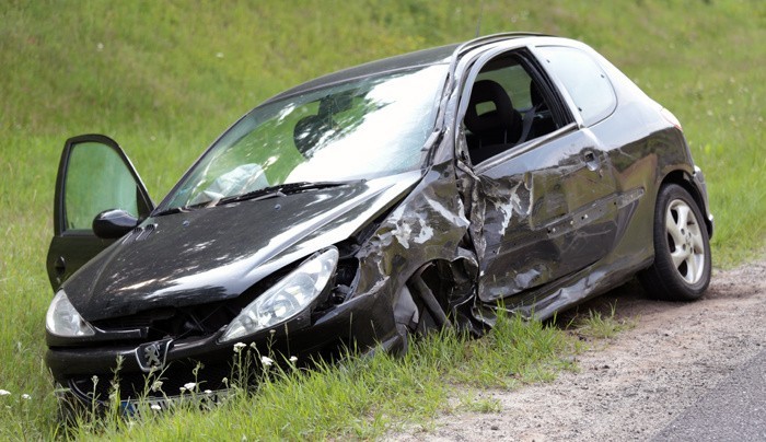Wypadek na S3 pod Zieloną Górą. Peugeot uderzył w ciężarówkę (zdjęcia)