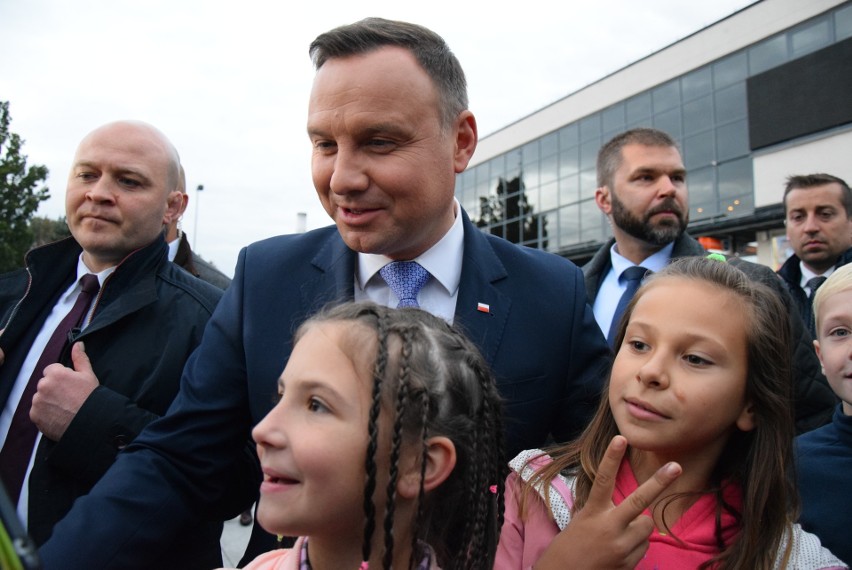 Andrzej Duda – skandowali sympatycy prezydenta RP w Oświęcimiu. Konstytucja – grzmiał KOD  