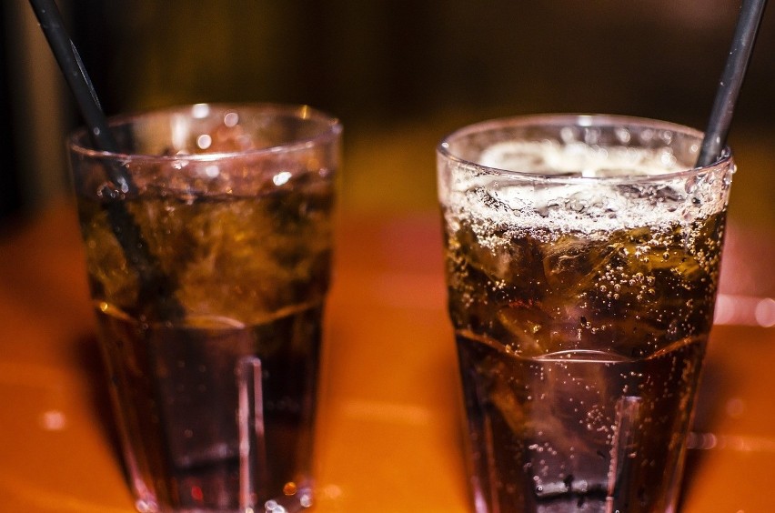 Cola jest jednym z najpopularniejszych napojów na świecie. W...