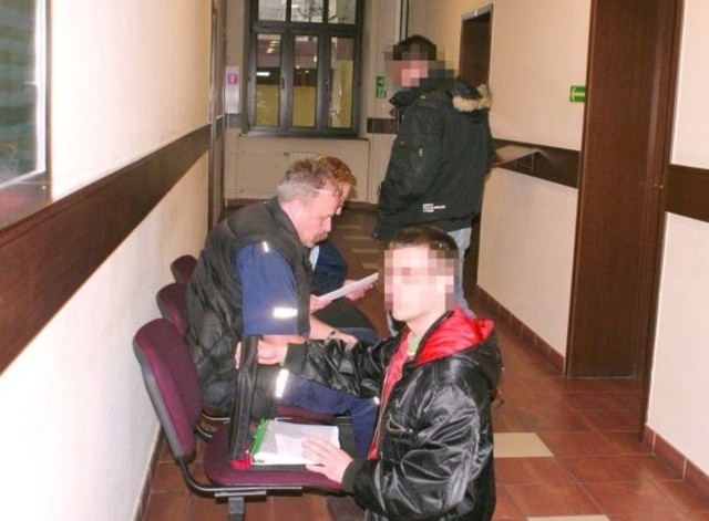 Wojciech P., jeden z oskarżonych przed wejściem na salę rozpraw. Obok siedzi zastępca komendanta policji w Czersku Mirosław Przytarski. W głębi korytarza Kazimierz T.