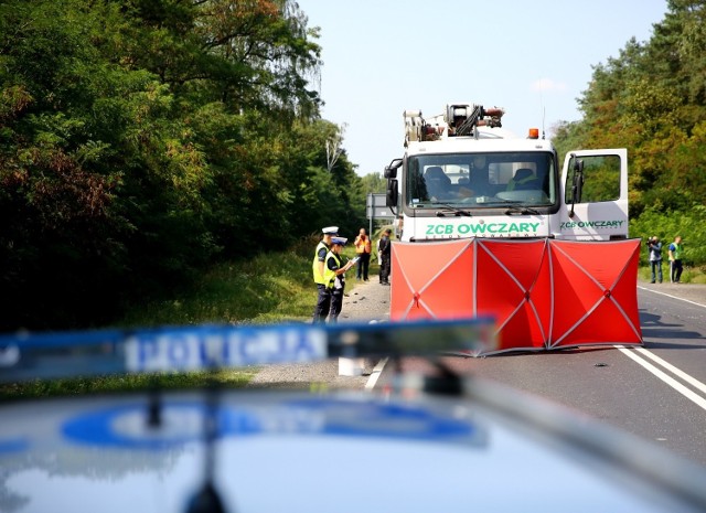 Śmiertelny wypadek na DK 12 miał miejsce na wysokości PoniatowaJak informuje asp. Ilona Sidorko, oficer prasowy policji w Piotrkowie, do wypadku doszło w miejscu, gdzie obowiązuje całkowity zakaz wyprzedzania.Czytaj dalej na kolejnych slajdach