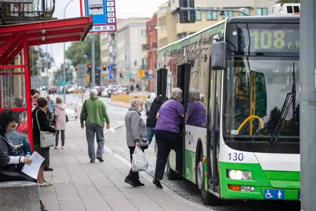 Od soboty (17 października) Białystok zostanie objęty czerwoną strefą. Ograniczenie liczba osób w transporcie publicznym  się jednak nie zmieniają. Tak samo jak w strefie żółtej (którą byliśmy objęcie do tej pory) w autobusach może być zajętych 50 proc. miejsc siedzących lub 30 proc. liczby wszystkich miejsc.