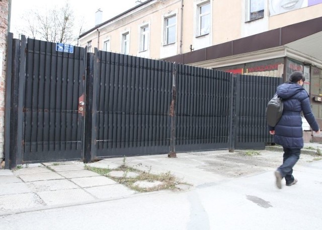 Taka solidna brama broni dostępu do posesji przy ulicy Warszawskiej w Kielcach, na której ma powstać ulica prezydenta Lecha Kaczyńskiego.