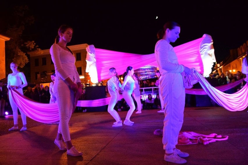 Rynek Kościuszki. Noc Muzeów 2018. Sticky Pink-performance