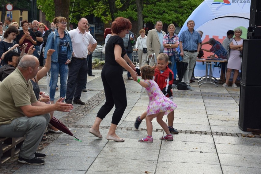 Seniorzy na koncercie Waweli. Krzeszowickie integracje z tańcami przed sceną [ZDJĘCIA]