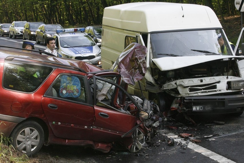 Wypadek na drodze Legnica - Lubin. Renault zderzyło się czołowo z iveco (ZDJĘCIA)