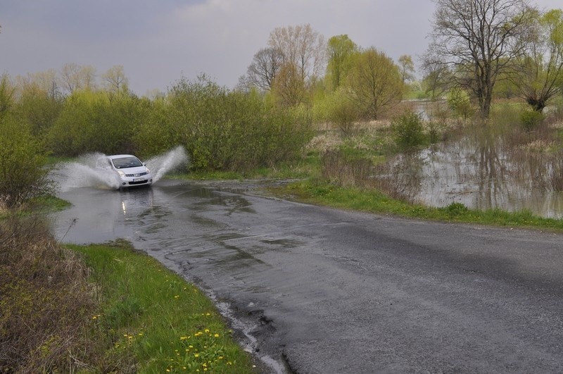 Oświęcim. Woda zalała drogę Harmęże - Wola