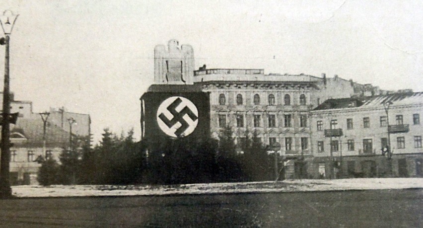Na placu Wolności w 1940 roku w miejscu zburzonego pomnika...