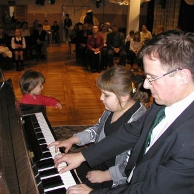 Przy pianinie zasiadła Weronika, córka Trojanowskich, by po chwili zagrać kolędę razem z tatą