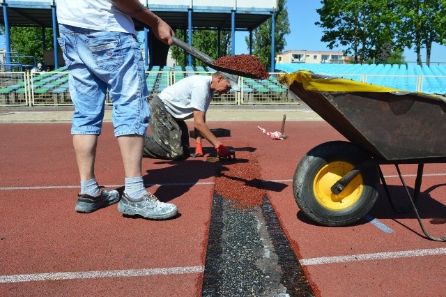 Do czwartku, 10 maja, zamknięty będzie stadion lekkoatletyczny przy ul. Sulechowskiej - informuje Miejski Ośrodek Sportu i Rekreacji w Zielonej Górze. Trwa remont nawierzchni, naprawiane są fragmenty tartanowej bieżni.- Bieżnia jest popękana, od spodu wszystko odeszło. Trzeba poprzycinać całość, wyciąć beton, wszystko to, co jest zbędne - wyrzucić. Następnie idzie na to guma ze żwirem, a następnie główna warstwa - tłumaczy Janusz Oleś z firmy Elsport w Zielonej Górze, która wykonuje prace.- Nasz stadion wymaga od dłuższego czasu remontu - nie ukrywa Jerzy Walczak, trener lekkoatletów z ZLKL Zielona Góra. - Drzewa, które rosną wokół, są tak ukorzenione, że wybijają tę powierzchnię od podkładu poprzez tartan i są pęknięcia. Trzeba te pęknięcia zlikwidować na bieżni i na podkładzie. To robi firma, robi dość dobrze, w miarę szybko. Myślę, że będziemy mieli stadion dość dobry, w przyzwoitym stanie, że będzie można pełne zawody lekkoatletyczne przeprowadzić. A największa impreza, jaka w najbliższym czasie nas czeka, to 29 maja finał wojewódzki Lubuskiej Olimpiady Młodzieży w Zielonej Górze.