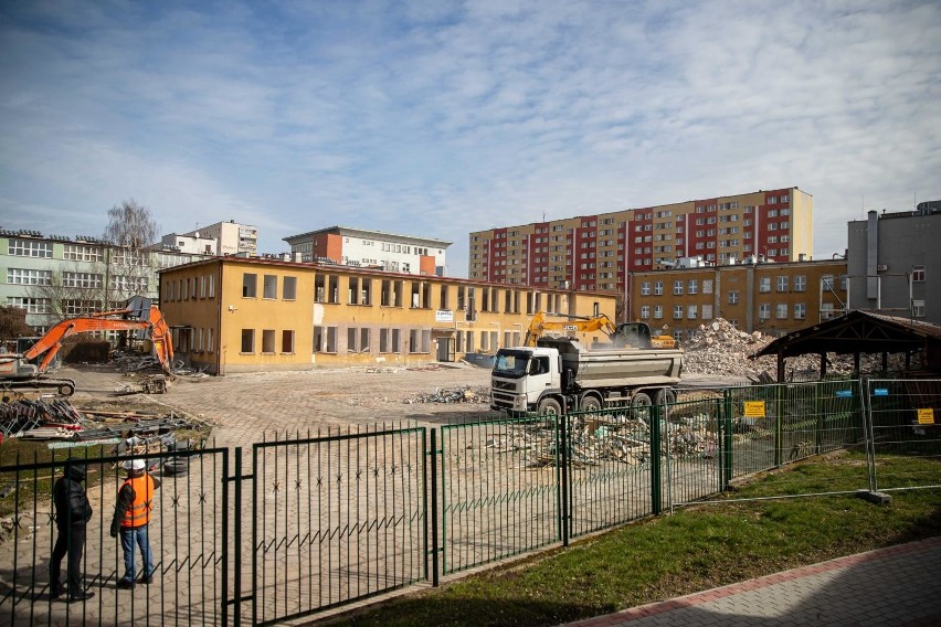 Burzenie budynków PROMOT-u przy ulicy Ciepłej w Białymstoku